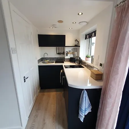 Lovely Private Studio Room With Own Kitchen And Bathroom. Set In The Popular Area Of Shiphay In Torquay And Only A Short Walk From Torbay Hospital Экстерьер фото