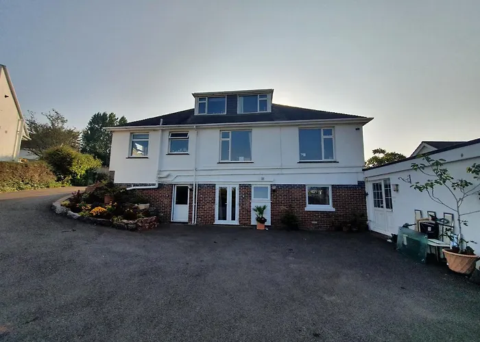 Lovely Private Studio Room With Own Kitchen And Bathroom. Set In The Popular Area Of Shiphay In Torquay And Only A Short Walk From Torbay Hospital